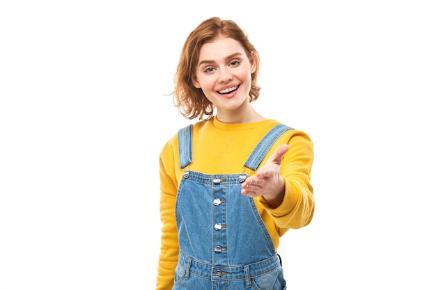 Retrato de ruiva amigável escolhe você apontar o dedo para a câmera isolada no fundo branco