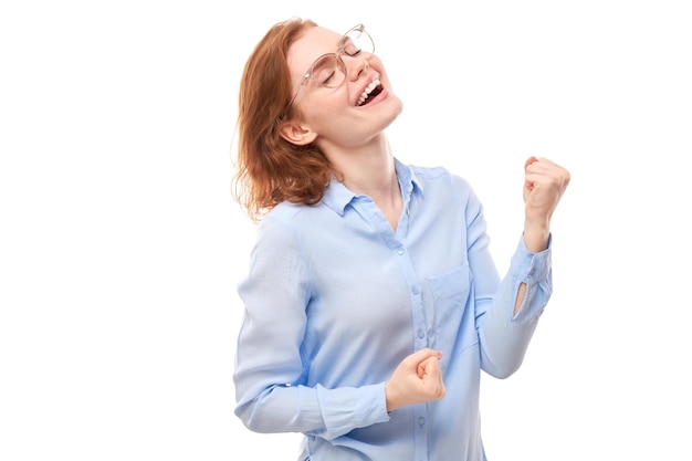 Retrato de ruiva positiva na camisa de negócios se alegra emocionalmente e se sente feliz isolado no banner de publicidade de fundo branco