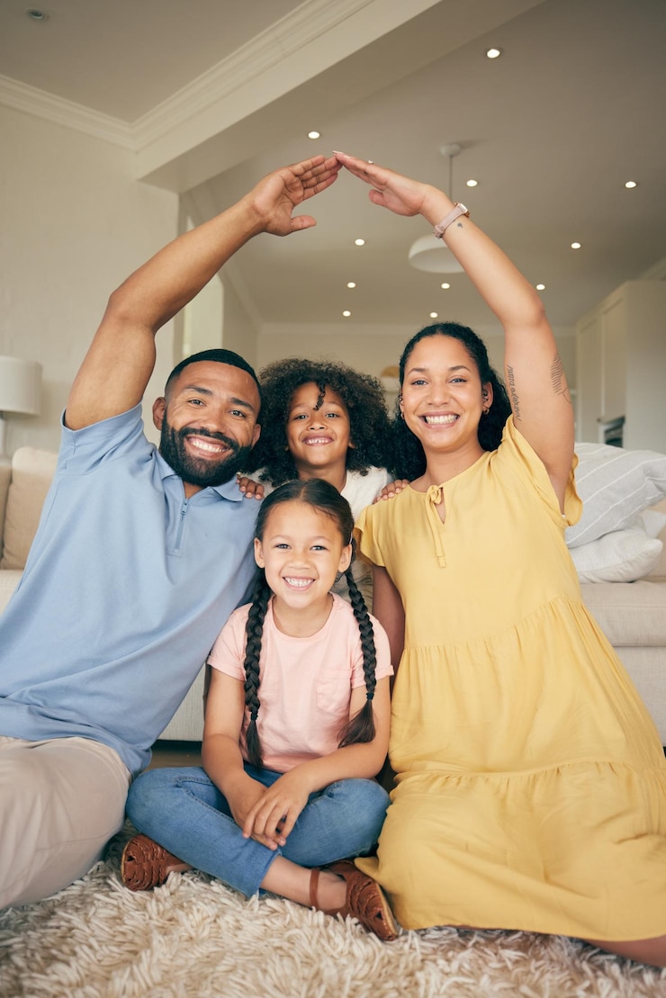 Foto retrato de segurança e casa de família feliz com as mãos do telhado para segurança, investimento imobiliário e seguro de propriedade hipoteca vinculativa ou relaxamento mãe pai e filhos sorriem para a casa do proprietário