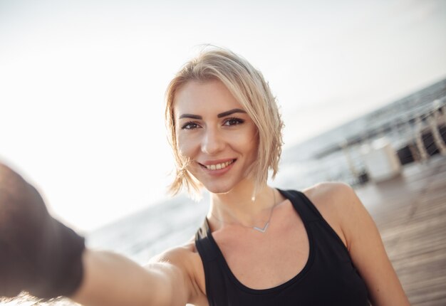 Retrato de selfie de uma jovem mulher alegre e saudável