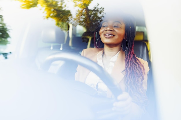 Foto retrato de senhora afro-americana positiva dentro do carro