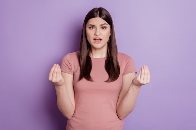 Retrato de senhora cansada e infeliz com raiva mostra os dedos abertos para discutir o conceito de conflito no fundo roxo