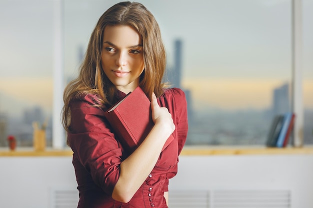 Foto retrato de senhora com livro