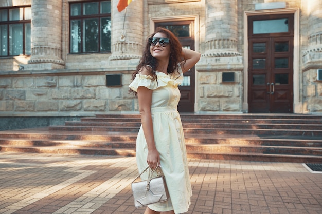 Retrato de senhora despreocupada passando férias na Europa