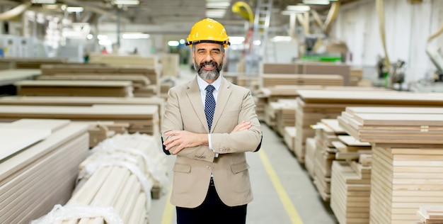 Retrato, de, sênior, bonito, homem negócios, em, paleto, com, capacete, em, um, armazém