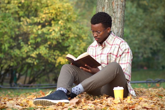 Retrato de sério concentrado jovem afro-americano afro-americano inteligente negro étnico estudante em