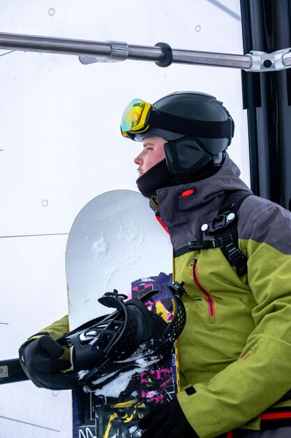 Retrato de snowboarder homem na cabine do teleférico