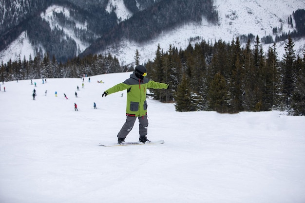 Retrato de snowboarder homem na pista de esqui