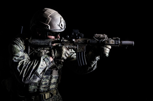 retrato de soldado das forças especiais em uniformes de campo com armas, retrato em preto
