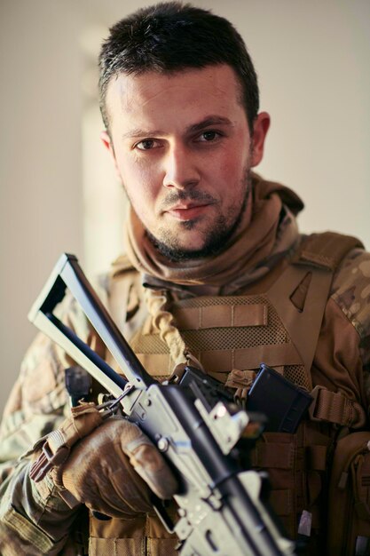 Foto retrato de soldado de guerra moderna em ambiente urbano