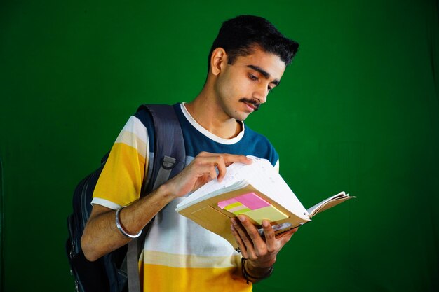 Foto retrato de sorridente jovem estudante universitário com livros