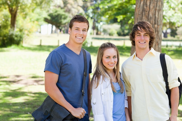 Retrato, de, sorrindo, estudantes, com, seu, sacolas