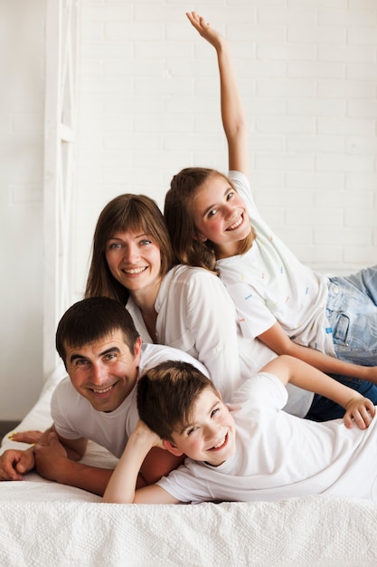 Foto retrato, de, sorrindo, família, mentindo cama, casa