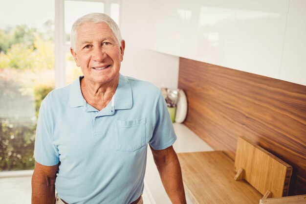 Retrato, de, sorrindo, homem sênior, casa