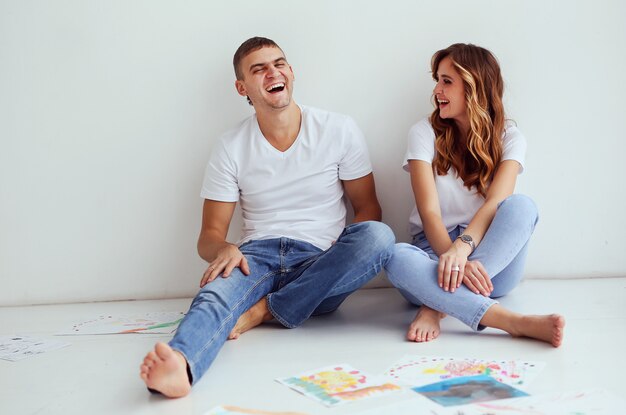 Retrato de sorrindo lindo casal jovem. mulher bonita e homem bonito. namorados