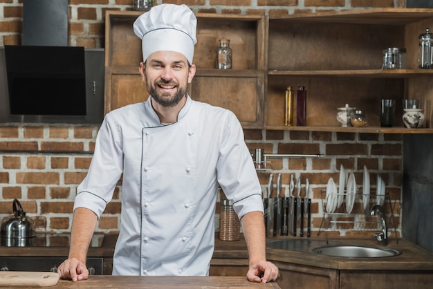 Foto retrato, de, sorrindo, macho, cozinheiro, ficar, cozinha