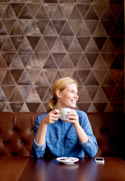 Retrato, de, sorrindo, mulher jovem, café bebendo, em, café