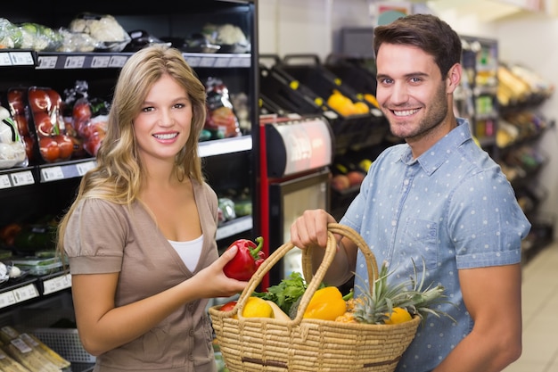 Retrato, de, sorrindo, par brilhante, comprando, alimento, produtos