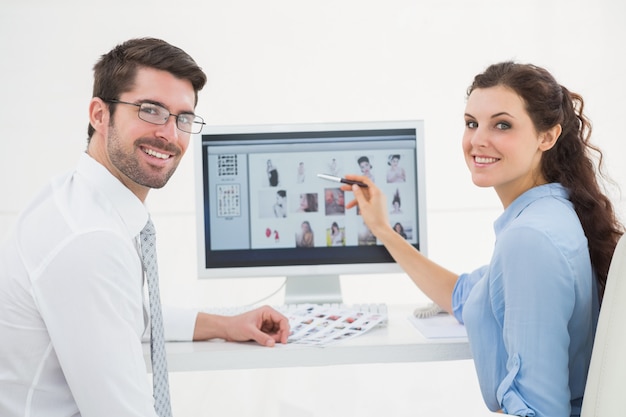 Retrato, de, sorrindo, trabalho equipe, usando computador