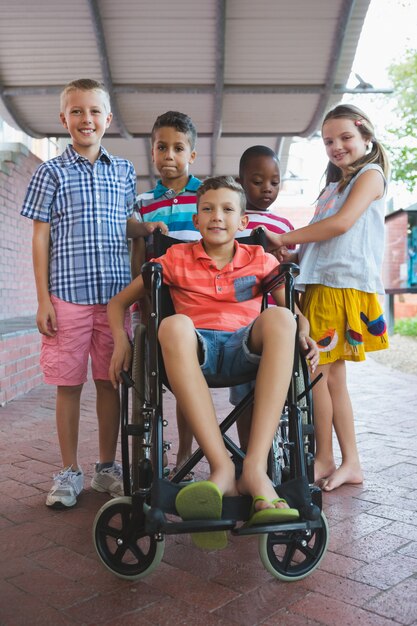 Foto retrato de sorrir alunos no corredor