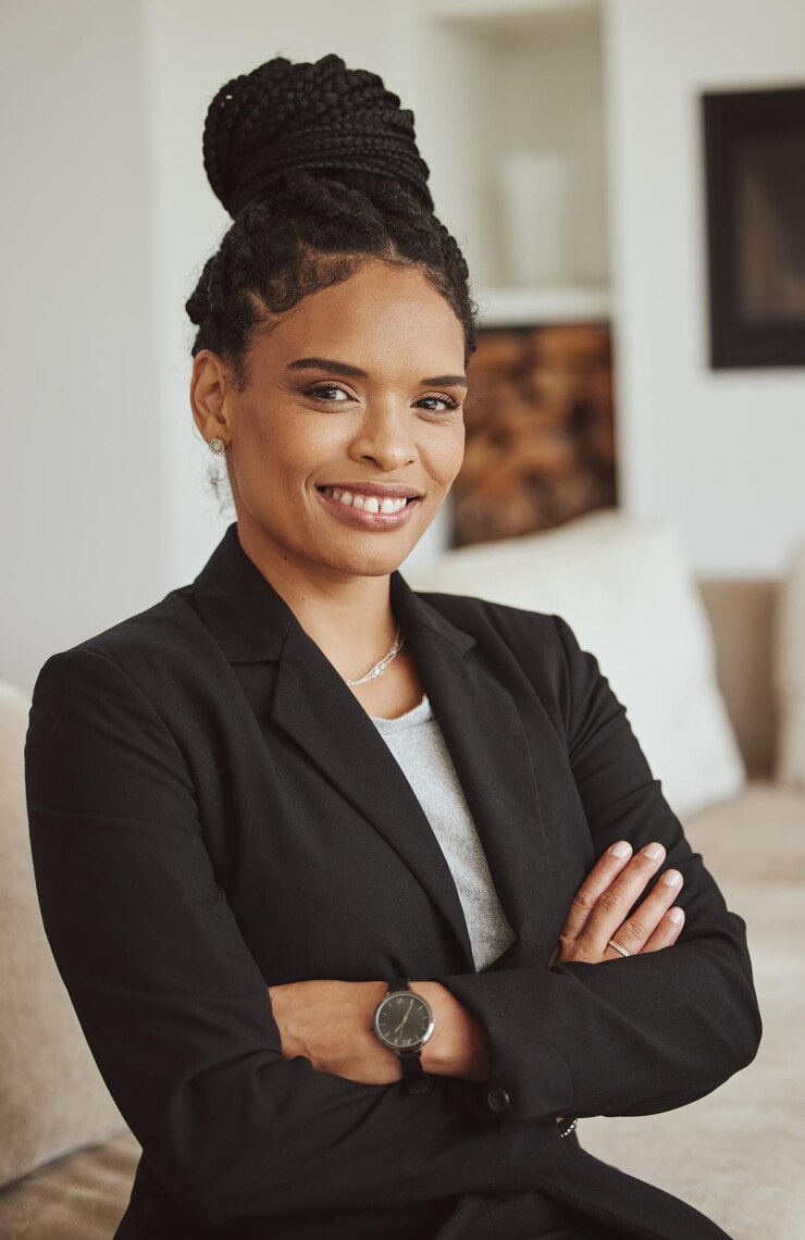 Foto retrato de sorriso de mulher de negócios negra e visão de sucesso no escritório para confiança de gerente de liderança ceo e braços cruzados mulher africana rosto feliz e motivação de objetivos de líder corporativo
