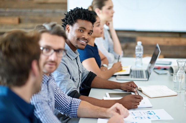 Retrato de sorriso de reunião de negócios e funcionário de homem negro ou equipe de analista financeiro fazendo revisão do financiamento da empresa Trabalho em equipe feliz ou grupo de funcionários ou pessoa africana trabalhando em projeto financeiro