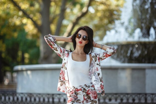 Retrato de stile de rua de moda ao ar livre de uma linda mulher na cidade de manhã.