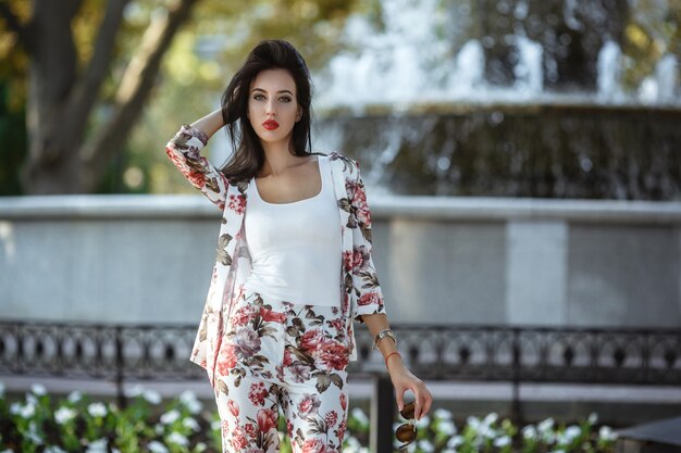 Retrato de stile de rua de moda ao ar livre de uma linda mulher na cidade de manhã.