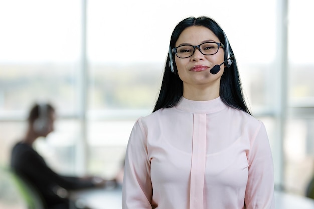 Retrato de suporte ao cliente de mulher asiática usando fone de ouvido