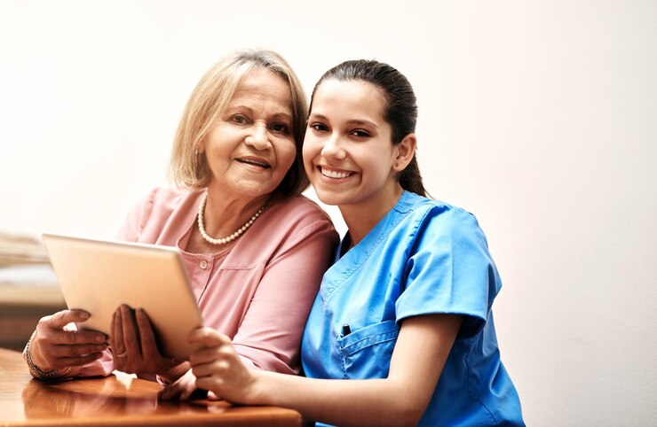 Foto retrato de tablet e enfermeira com paciente idoso em uma casa de repouso com plano de tratamento para diagnóstico cuidados de saúde e cuidador felizes com mulher idosa em tecnologia digital para exame médico
