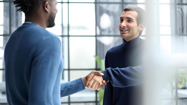 Retrato de tiro na cabeça de um empresário sorridente, oferecendo um aperto de mão Conceito de negócios