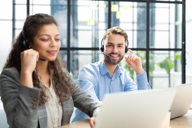 Retrato de trabalhador de call center acompanhado por sua equipe Operador de suporte ao cliente sorridente no trabalho