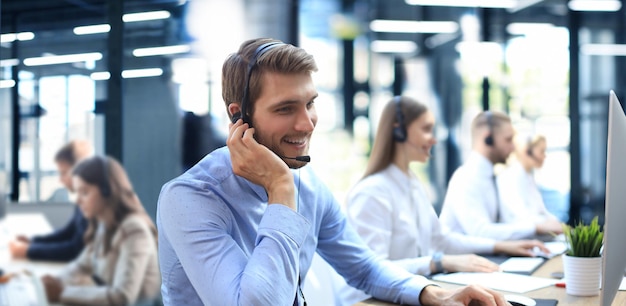 Retrato de trabalhador de call center acompanhado por sua equipe Operador de suporte ao cliente sorridente no trabalho