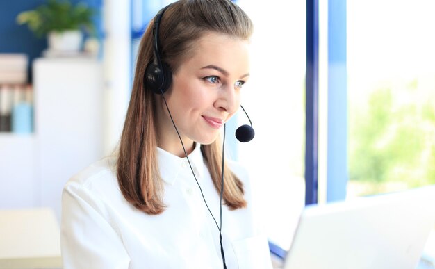 Retrato de trabalhador de call center. operador de suporte ao cliente sorridente no trabalho.