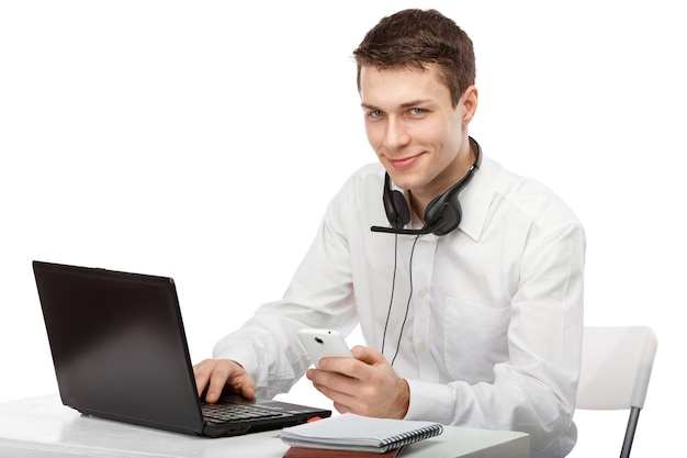 Retrato de trabalhador de escritório em uma mesa com um computador e um telefone