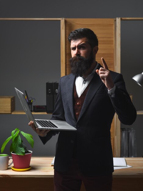 Retrato de trabalhador de escritório empresário bem sucedido do empresário barbudo empresário sério em homem de terno