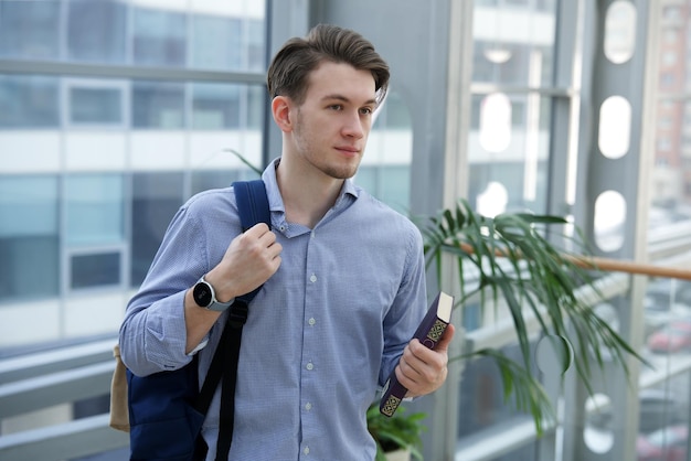 Retrato de trabalhador de escritório jovem empresário ou estudante universitário em camisa e jaqueta