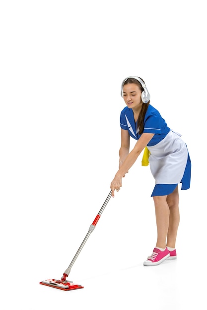 Retrato de trabalhador de limpeza feminino em uniforme branco e azul, isolado sobre fundo branco
