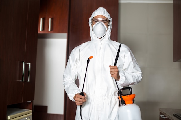 Retrato de trabalhador de pragas em traje de proteção