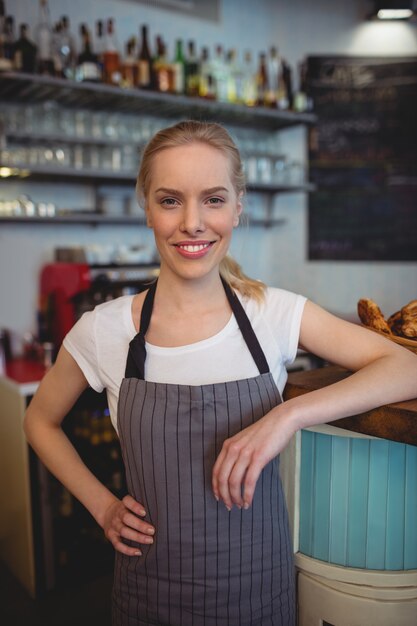 Retrato de trabalhador feminino confiante na casa de café