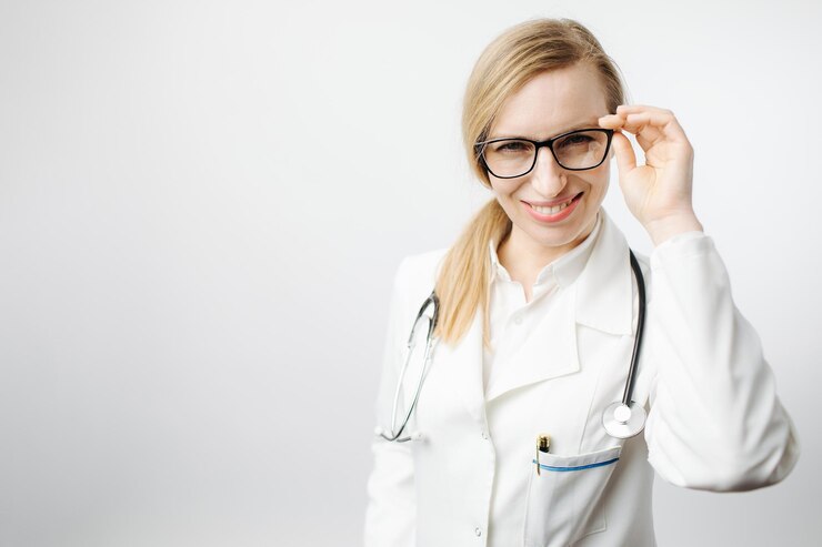 Foto retrato de trabalhador médico em jaleco e óculos