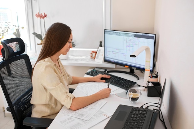 Retrato de trabalhador remoto Uma mulher adulta senta-se à mesa de um computador e faz uma estimativa cara