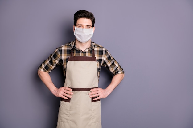 Retrato de trabalhador saudável usando máscara de segurança para impedir contaminação de infecção