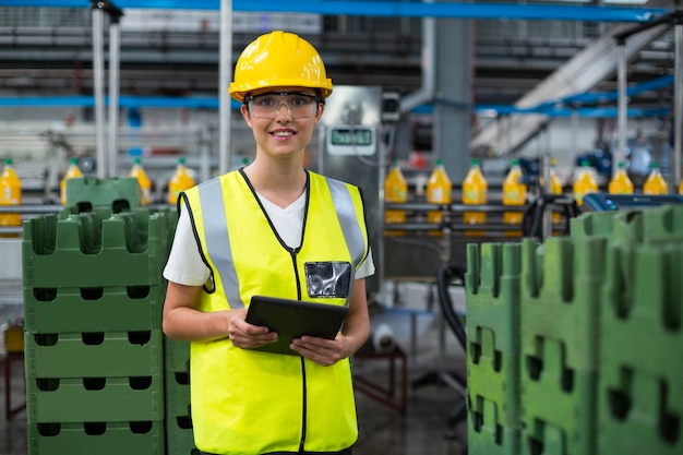 Retrato de trabalhadora sorridente usando um tablet digital