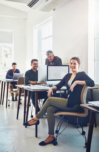 Retrato de trabalho em equipe e mulher de negócios no local de trabalho do escritório pronto para metas ou objetivos Ceo de liderança e feliz gerente feminina sentada na cadeira com colegas de trabalho trabalhando em vendas ou projeto de publicidade