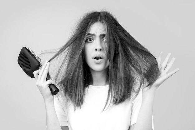 Retrato de tratamento de problemas de perda de cabelo de mulher com pente e cabelo problemático