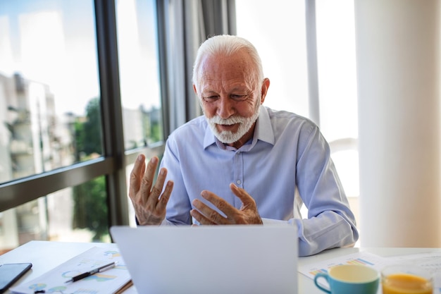 Retrato de treinador de negócios sênior bonito com videochamada falando com a câmera explicando algo Conceito de reunião on-line de videoconferência Webinar