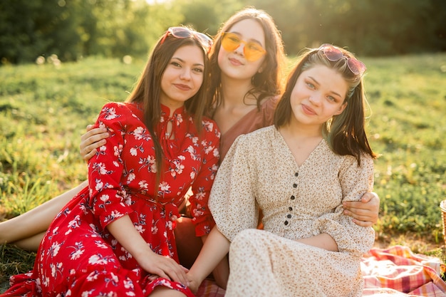 retrato de três belas jovens no verão em um piquenique