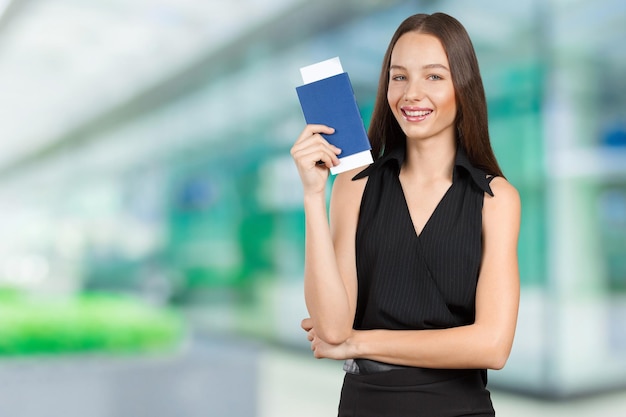 Retrato, de, turista feliz, mulher segura, passaporte