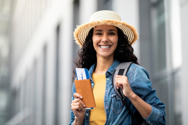 Retrato de turista jovem feliz tendo férias de verão